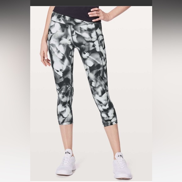 Lululemon Speed Up‎ Crop 21" Blush Blossom Alpine White Black Size 10 - Picture 1 of 12